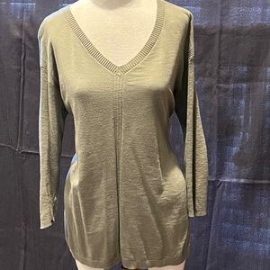 V-neck green cotton three-quarter sleeve sweater